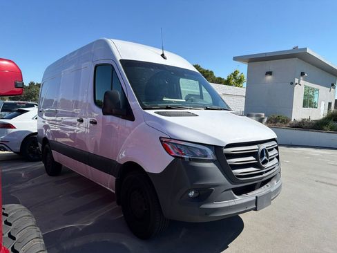 Used 2024 Mercedes-Benz Sprinter 2500 image 2