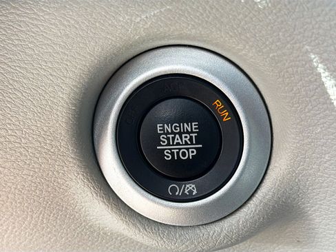 Used 2024 Chrysler Pacifica Touring-L image 31