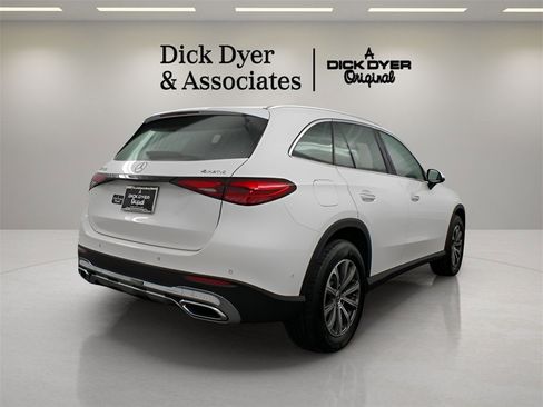 Used 2024 Mercedes-Benz GLC 300 4MATIC image 2