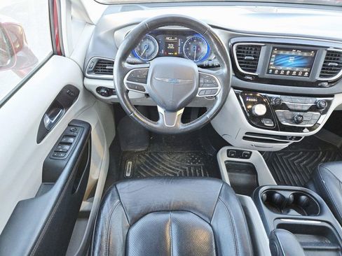 Used 2020 Chrysler Pacifica Touring-L image 10