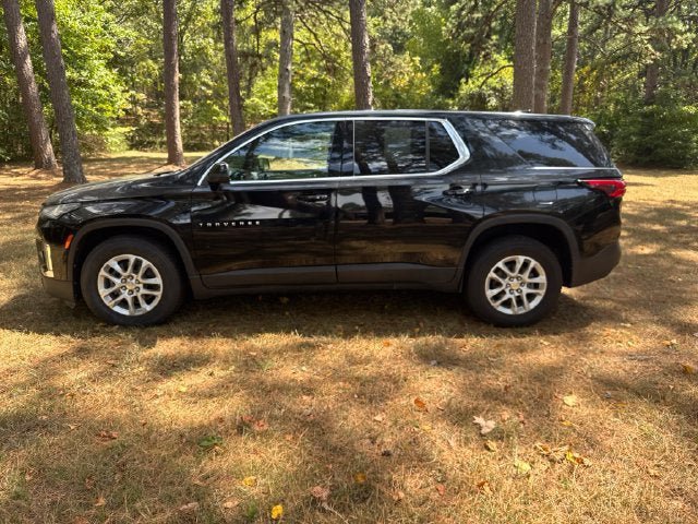 Used 2022 Chevrolet Traverse LS FWD image 2