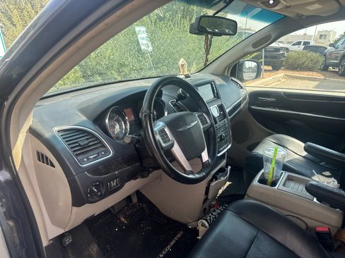 Used 2012 Chrysler Town & Country Touring-L FWD image 11
