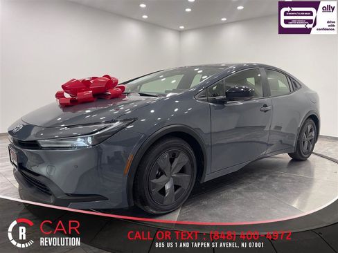 Used 2023 Toyota Prius LE FWD image 3