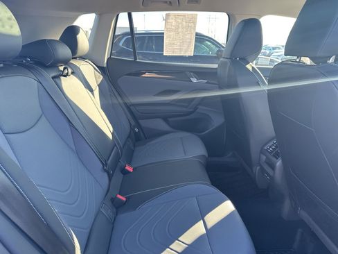 Certified 2025 Volkswagen Tiguan SE image 38