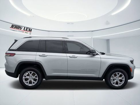 Used 2022 Jeep Grand Cherokee Limited AWD/4WD image 2