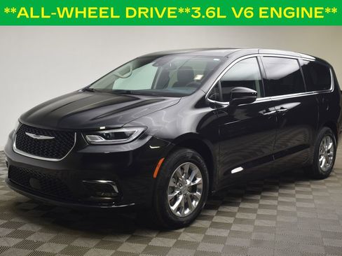 Used 2023 Chrysler Pacifica Touring-L image 3