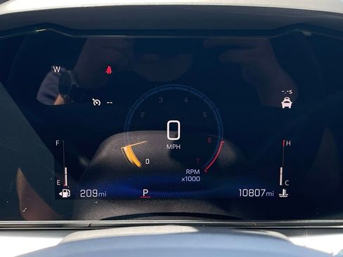 Used 2025 Chevrolet Trax LT FWD image 19