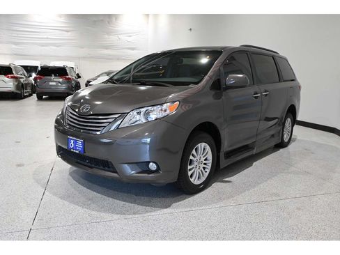 Used 2016 Toyota Sienna XLE w/ XLE Navigation Package FWD image 10