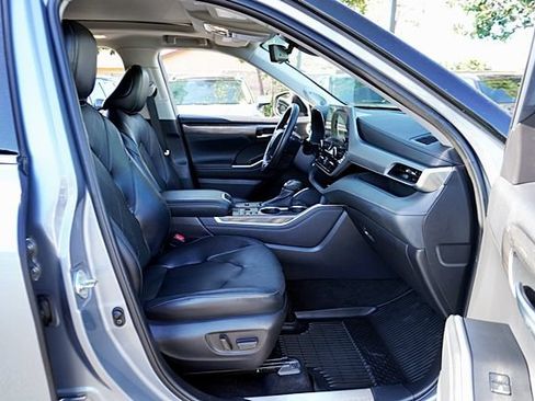 Used 2023 Toyota Highlander Platinum FWD image 11