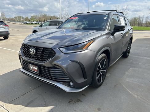 Used 2022 Toyota Highlander XSE AWD/4WD image 3