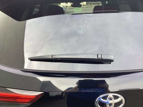 Certified 2023 Toyota Highlander XLE image 9