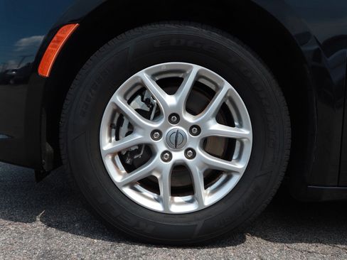 Used 2024 Chrysler Pacifica Touring-L FWD image 9