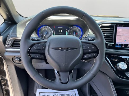 Used 2025 Chrysler Pacifica Limited FWD image 19