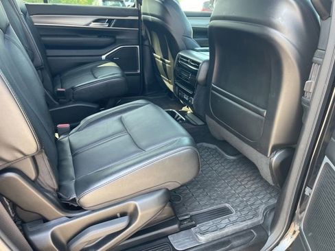 Used 2023 Jeep Wagoneer Series II AWD/4WD image 38