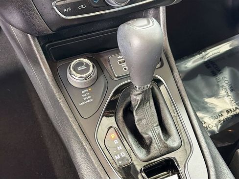 Used 2020 Jeep Cherokee Limited AWD/4WD image 18