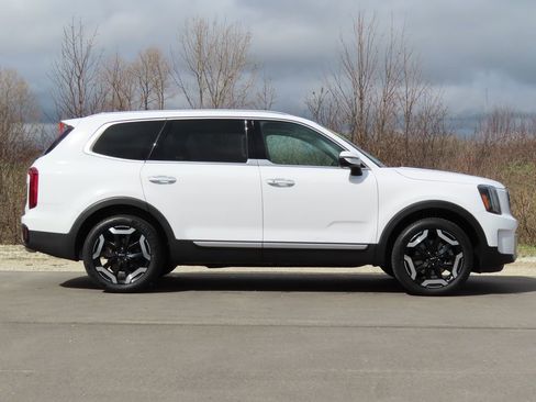 Used 2025 Kia Telluride S FWD image 2