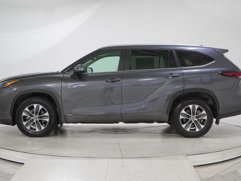 Used 2024 Toyota Highlander XLE AWD/4WD image 6