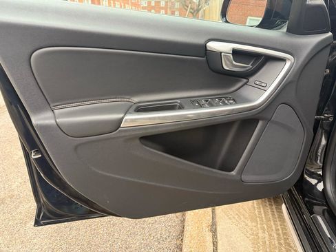 Used 2018 Volvo V60 T5 Cross Country w/ Convenience Package image 32