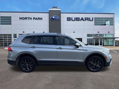 Used 2024 Volkswagen Tiguan SE FWD image 2