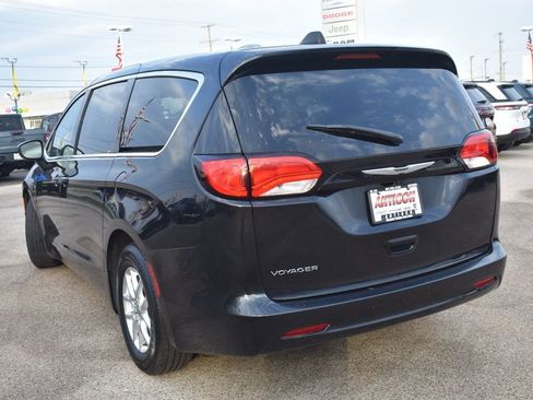 Used 2023 Chrysler Voyager LX image 5