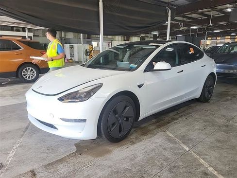 Used 2023 Tesla Model 3 Standard Range image 4