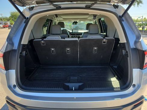 Used 2025 Honda Pilot Touring image 10