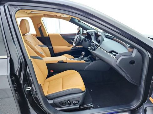 Used 2025 Lexus ES 300h w/ Accessory Package (Z2) image 18