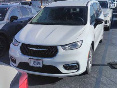 Used 2024 Chrysler Pacifica Touring-L