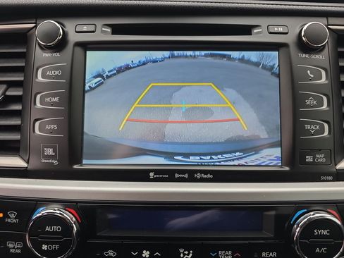 Used 2018 Toyota Highlander Limited image 24