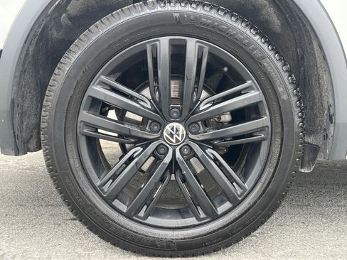 Used 2022 Volkswagen Tiguan SE R-Line image 34