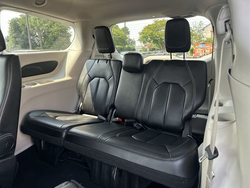 Used 2023 Chrysler Pacifica Touring-L FWD image 32