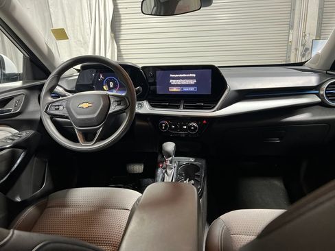 Used 2025 Chevrolet Trax LT FWD image 13