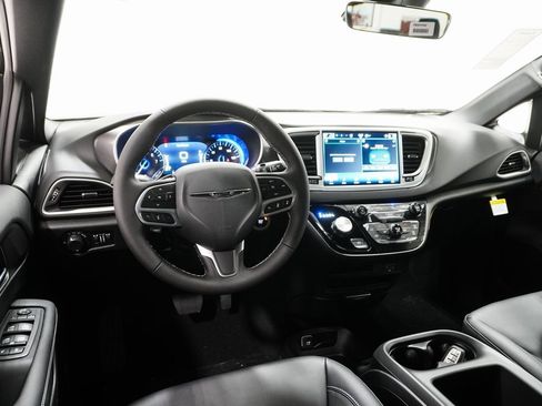 New 2026 Chrysler Voyager LX image 19