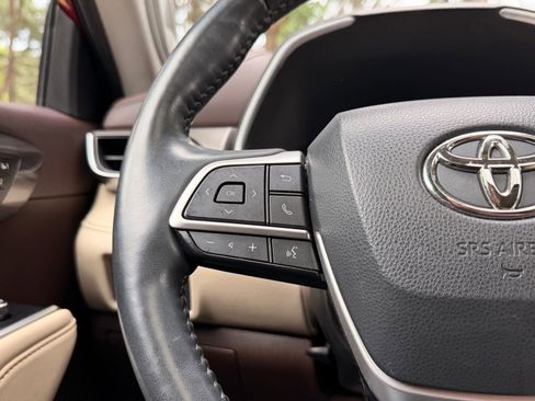 Used 2022 Toyota Highlander Limited FWD image 26