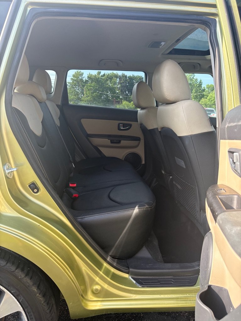 Used 2013 Kia Soul ! w/ Premium Pkg FWD image 12