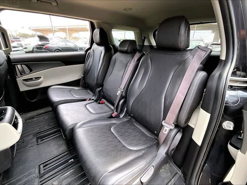 Used 2022 Kia Carnival LX image 19