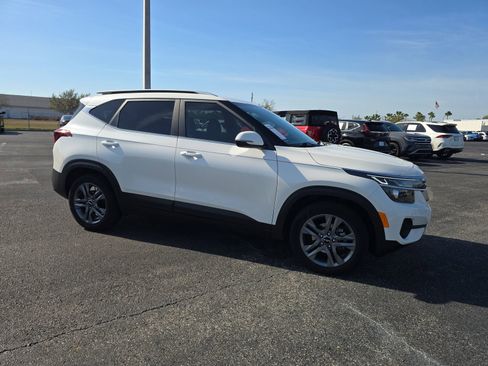 Used 2023 Kia Seltos S w/ Navigation Package image 2