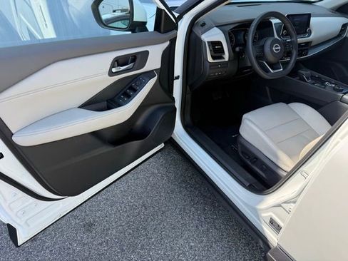 Used 2024 Nissan Rogue SV w/ SV Premium Package image 15