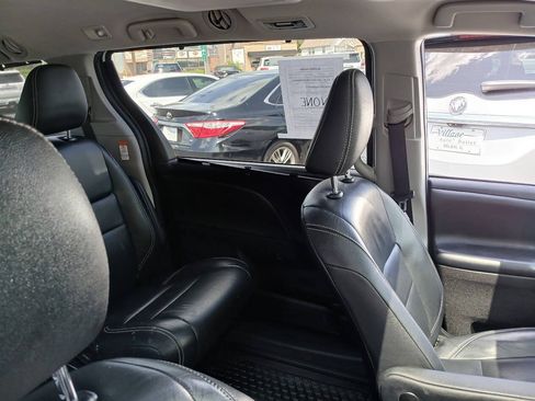 Used 2019 Toyota Sienna SE FWD image 14