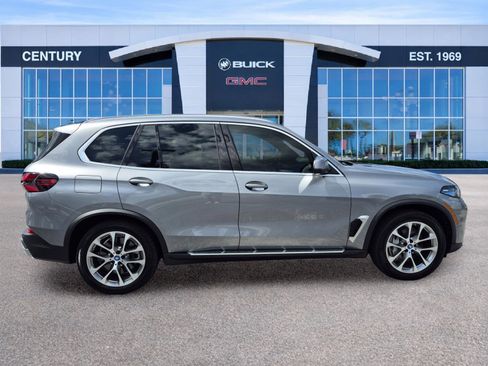 Used 2025 BMW X5 xDrive50e AWD/4WD image 3