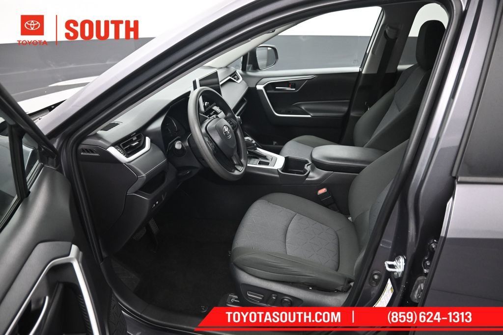 Used 2025 Toyota RAV4 XLE AWD/4WD image 9