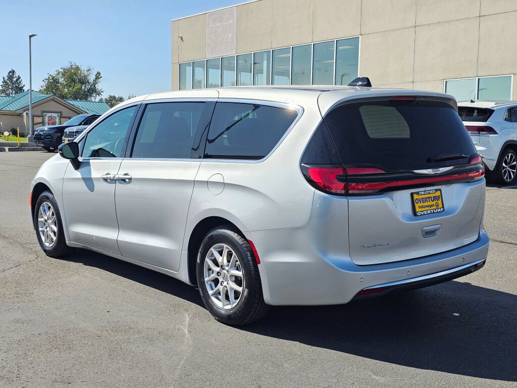 Used 2024 Chrysler Pacifica Touring-L FWD image 4