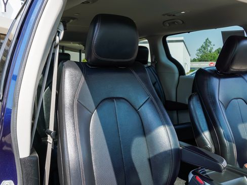 Used 2018 Chrysler Pacifica Touring-L FWD image 24