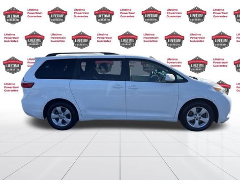 Used 2017 Toyota Sienna LE image 4