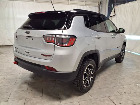 Used 2025 Jeep Compass Trailhawk AWD/4WD image 9