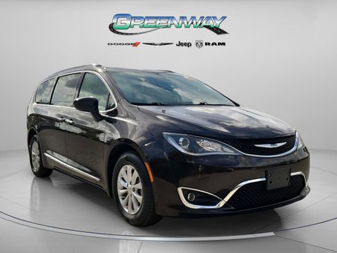 Used 2019 Chrysler Pacifica Touring-L image 1