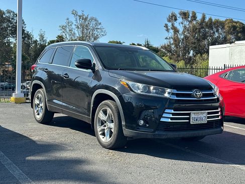 Used 2019 Toyota Highlander Limited w/ Carpet Mat Package (TMS) FWD image 2