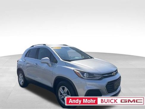 Used 2018 Chevrolet Trax LT w/ LT Convenience Package FWD image 1