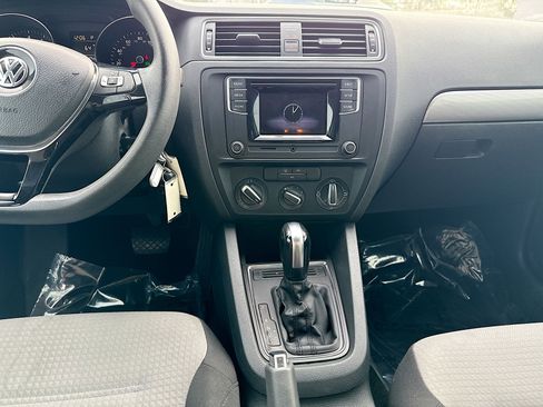 Used 2017 Volkswagen Jetta S image 18
