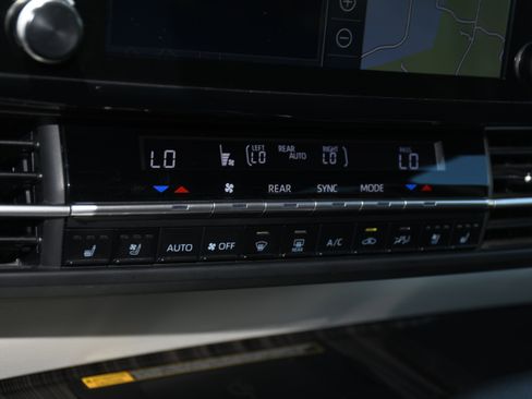 Certified 2023 Toyota Sienna Platinum FWD image 16